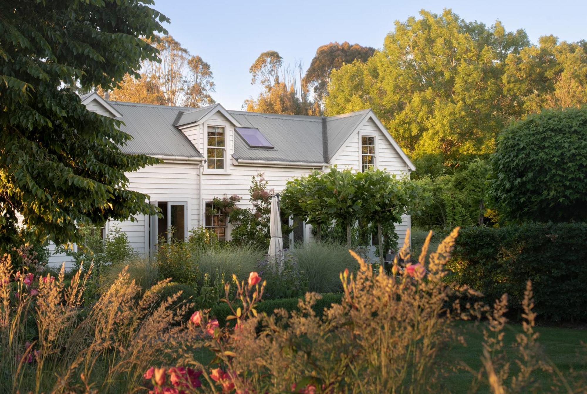 Ranginui Retreat Villa Мастъртън Екстериор снимка